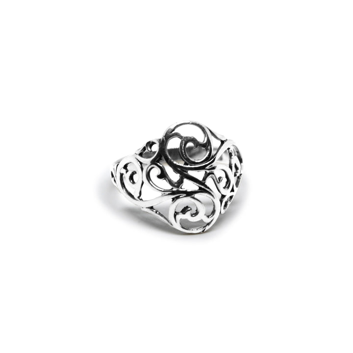 Find Fingerring, bred konkav med snirkler, sterlingsølv hos Beadhouse of Copenhagen i dag, med en altid hurtig levering!