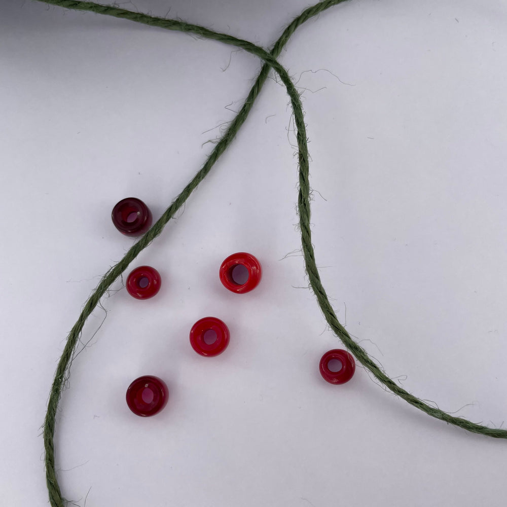 Find Store glasperler, preciosa til strik, rød mix hos Beadhouse of Copenhagen i dag, med en altid hurtig levering!