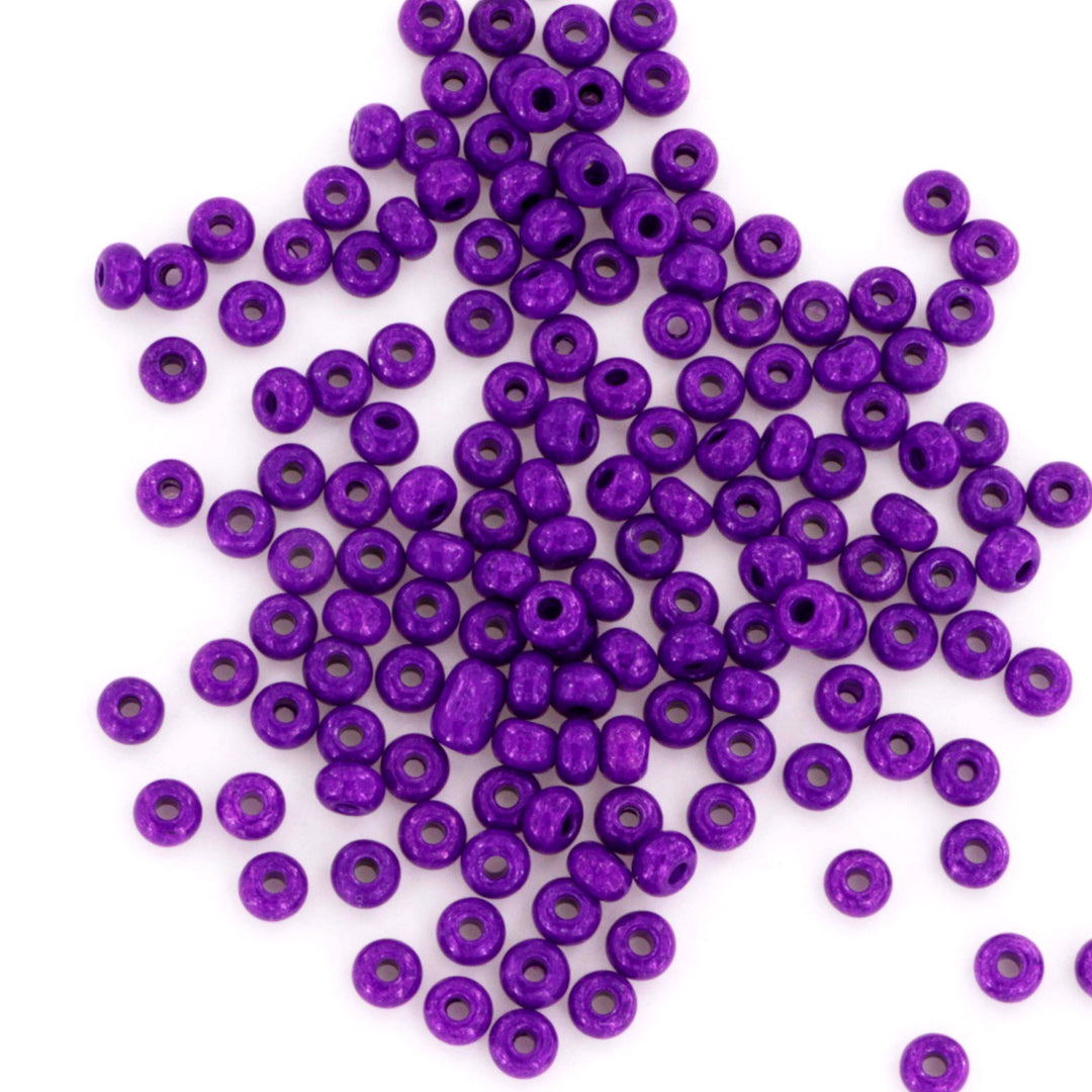 Find Lilla glasperler, preciosa, intensive violet dyed chalkwhite hos Beadhouse of Copenhagen i dag, med en altid hurtig levering!
