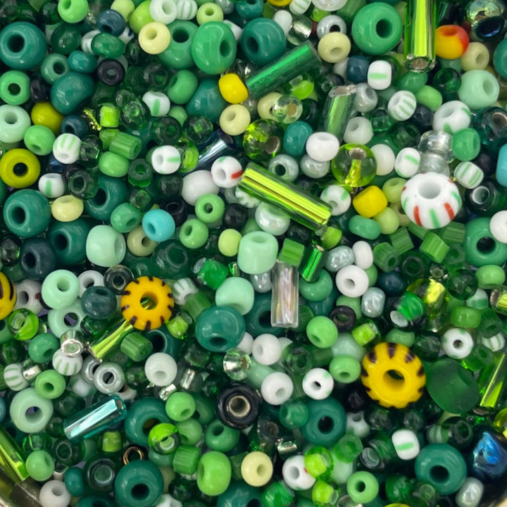 Find Diy kit, grønne/hvide glasperler med elastiksnor hos Beadhouse of Copenhagen i dag, med en altid hurtig levering!