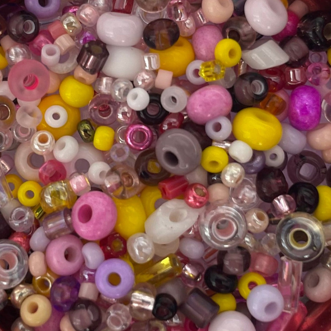 Find Diy kit, lyserøde/gule glasperler med elastiksnor hos Beadhouse of Copenhagen i dag, med en altid hurtig levering!
