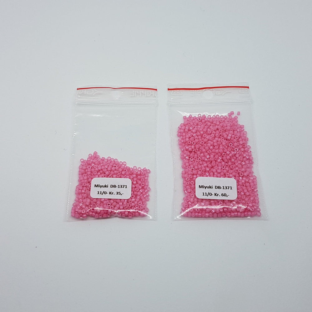 Find Lyserøde glasperler, miyuki delica beads, opaque dyed carnation pink hos Beadhouse of Copenhagen i dag, med en altid hurtig levering!