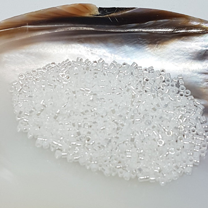 Find Hvide glasperler, miyuki delica beads, white pearl ab hos Beadhouse of Copenhagen i dag, med en altid hurtig levering!