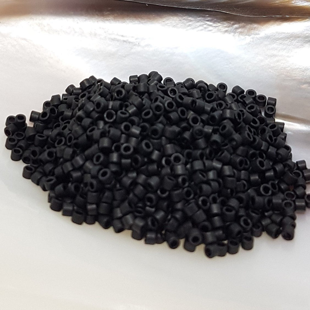 Find Sorte glasperler, miyuki delica beads, opaque matte black hos Beadhouse of Copenhagen i dag, med en altid hurtig levering!