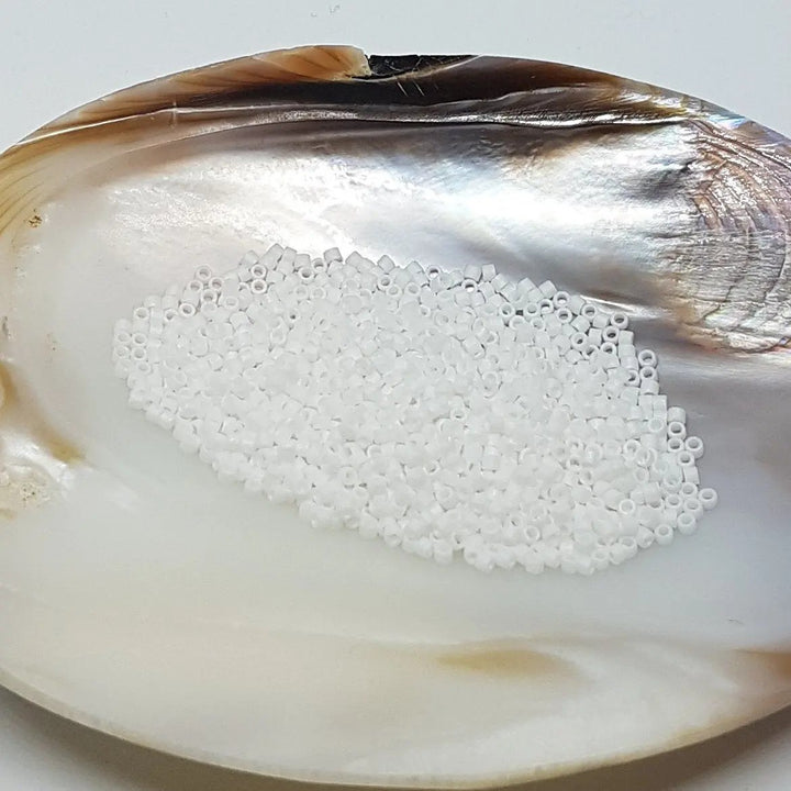 Hvide glasperler, miyuki delica beads, matte ab white Krea