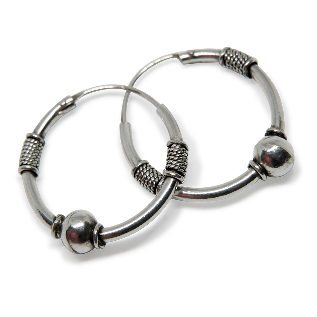 Find Øreringe, hoops med kugle og snoede viklinger, sterlingsølv, 20 x 1,8 mm hos Beadhouse of Copenhagen i dag, med en altid hurtig levering!