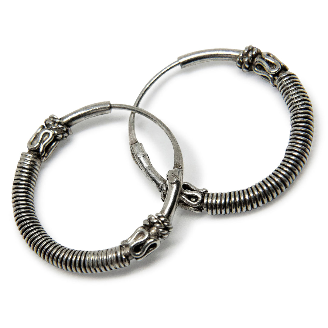 Find Øreringe, hoops med bred vikling og bølger, sterlingsølv, 22 x 2,7 mm hos Beadhouse of Copenhagen i dag, med en altid hurtig levering!