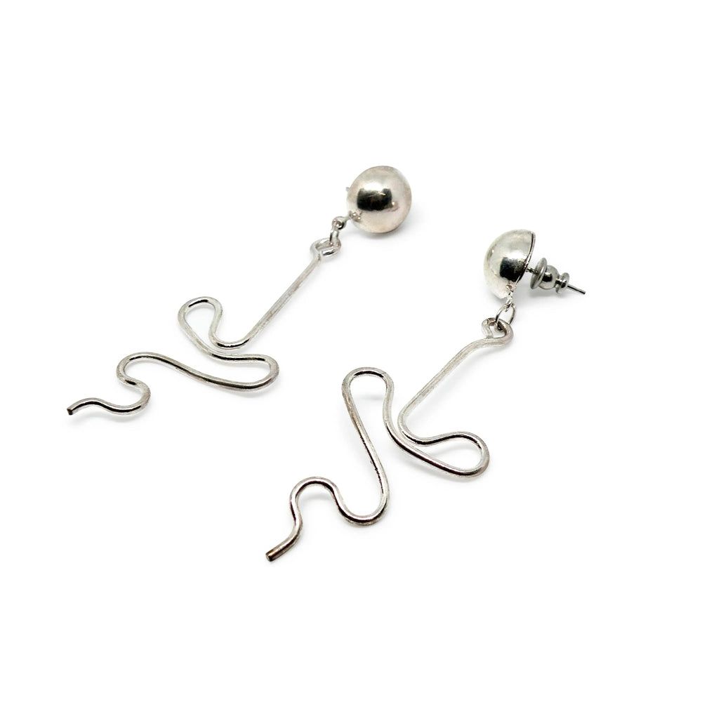 Øreringe, ørestikkere bøjet blomsterstilk, forsølvet og forgyldt messing Beadhouse of Copenhagen