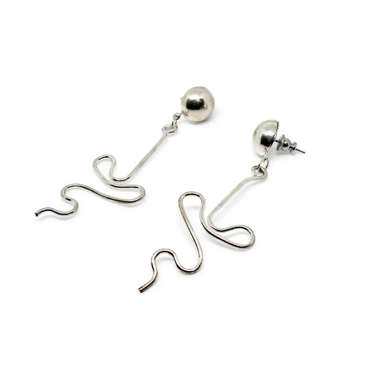 Øreringe, ørestikkere bøjet blomsterstilk, forsølvet og forgyldt messing Beadhouse of Copenhagen