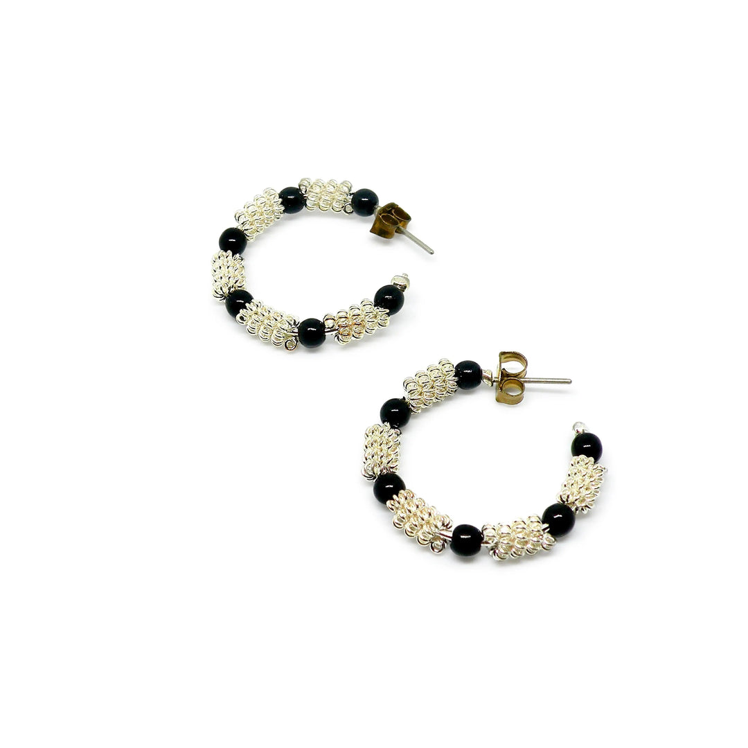 Øreringe, ørestikkere hoop med sorte perler, forsølvet messing, 30 x 5 mm Beadhouse of Copenhagen
