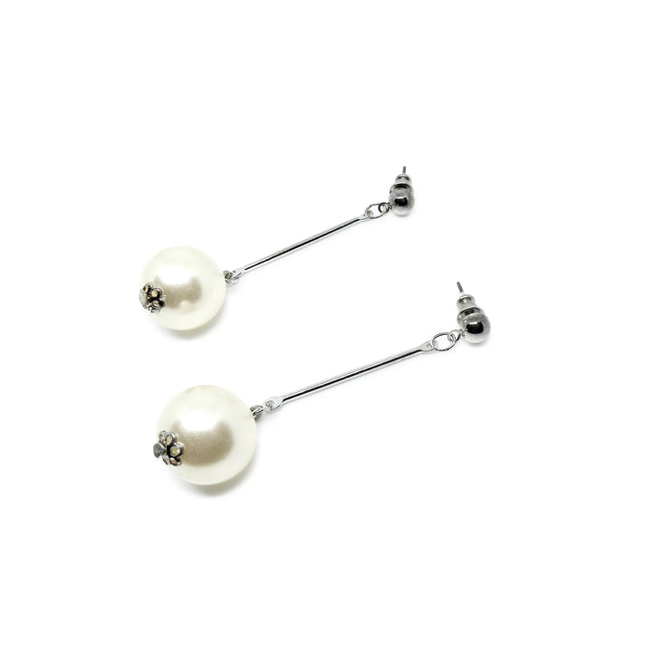 Øreringe, ørestikkere stav og imiteret perle,  forsølvet messing Beadhouse of Copenhagen