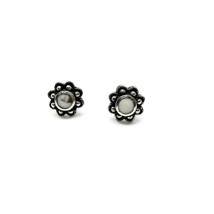 Find Øreringe, ørestikkere blomst med smykkesten, sterlingsølv, 6 mm hos Beadhouse of Copenhagen i dag, med en altid hurtig levering!