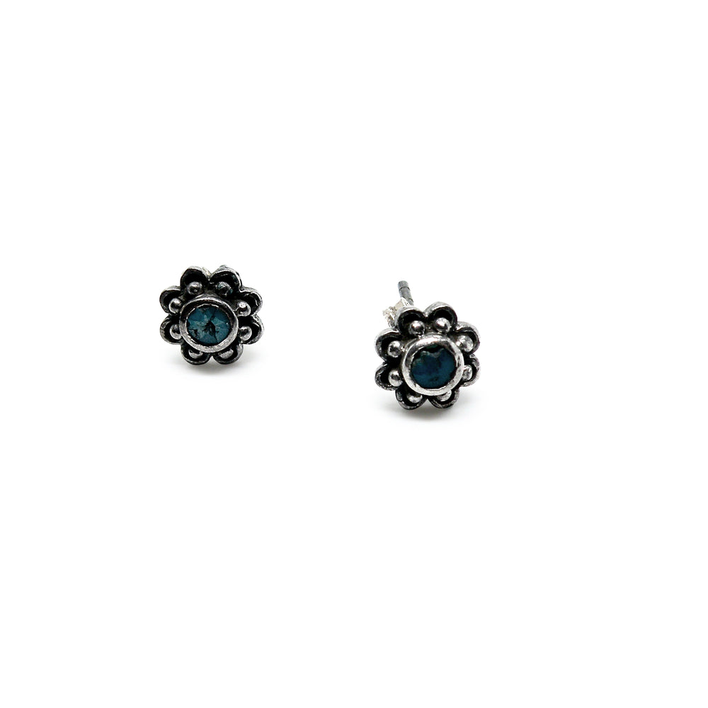 Find Øreringe, ørestikkere blomst med smykkesten, sterlingsølv, 6 mm hos Beadhouse of Copenhagen i dag, med en altid hurtig levering!