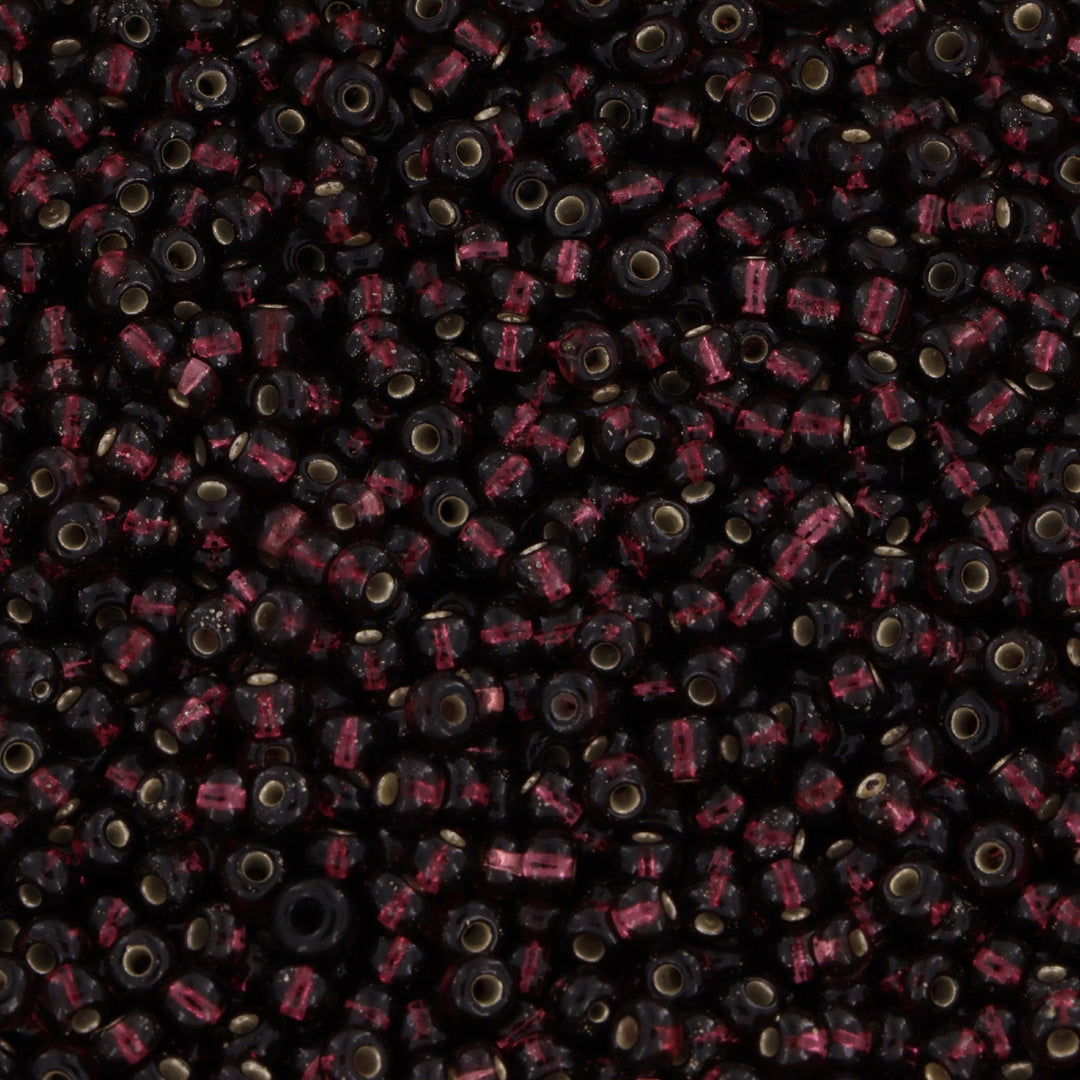 Find Lilla glasperler, preciosa, silverlined dark purple, storkøb hos Beadhouse of Copenhagen i dag, med en altid hurtig levering!