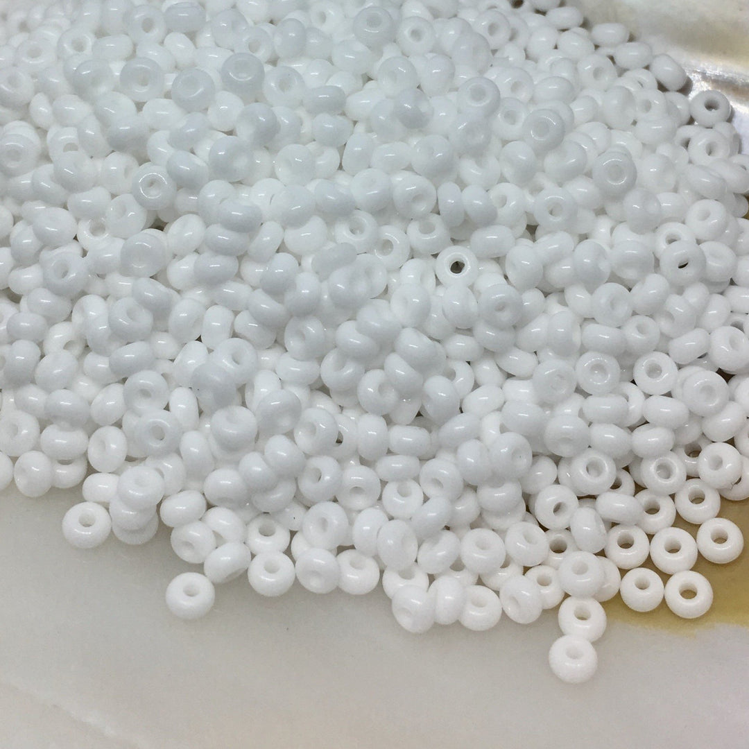 Find Hvide glasperler, preciosa, natural opaque chalkwhite, storkøb hos Beadhouse of Copenhagen i dag, med en altid hurtig levering!