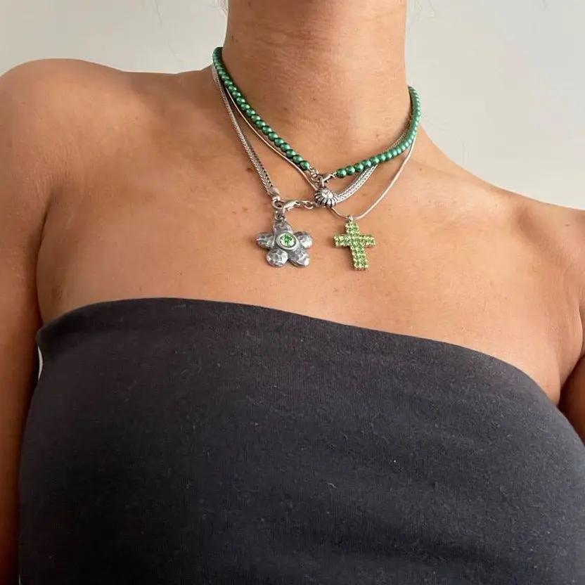 Halskæde med vedhæng, blomst med krystal, oxideret forsølvet messing Beadhouse of Copenhagen